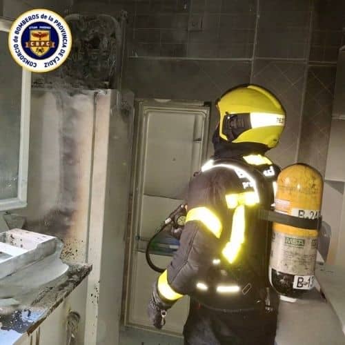 Incendio en vivienda en Chiclana: dos personas afectadas por humo