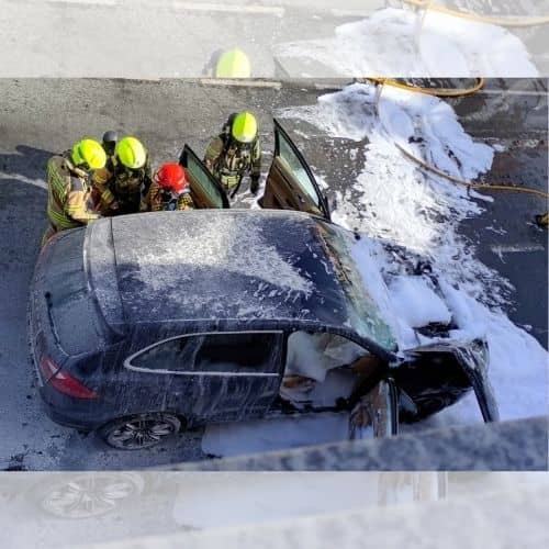 Incendio destruye parcialmente un coche de lujo en Narón